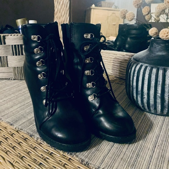 DSW combat boots - Picture 1 of 1